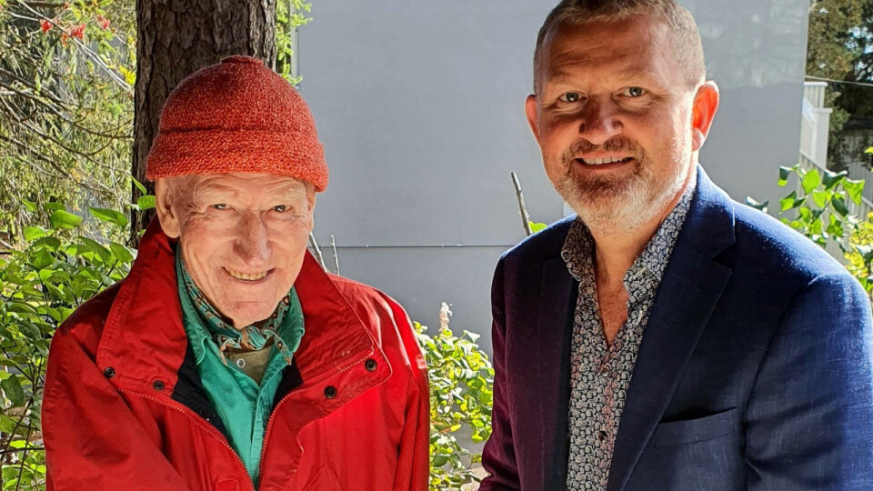 Olav Thon (98) har investert i Gaia Salmon. Fra venstre: Olav Thon og Roald Dolmen i Gaia Salmon. Foto: Gaia Salmon