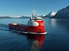 Rødt forsyningsskip seiler i fjord med snødekte fjell i bakgrunnen.