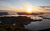 Solnedgang over øyer og skjær ved Skinnbrokleia med rolig sjø og kystlinje i silhuett.