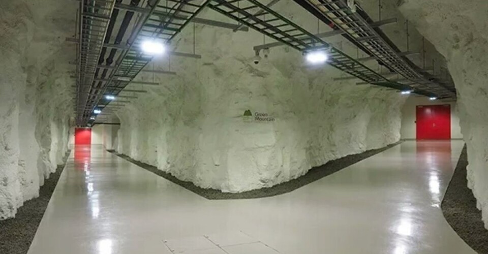 I disse fjellhallene har Green Mountain bygget opp et datasikkerhetssenter med en kjølekapasitet på opp til 2x 26 MW. Noe av denne energien er det man ønsker å bruke til hummeroppdrett. Hallene på Rennesøy er et tidligere NATO ammunisjonslager med 22 600 kvm tilgjengelig plass. Hoveddatasenteret består av til sammen seks fjellhaller, hver med to-etasjes betongbygninger bygget i fjellet. I disse fjellhallene har Green Mountain bygget opp et datasikkerhetssenter med en kjølekapasitet på opp til 2x 26 MW. Noe av denne energien er det man ønsker å bruke til hummeroppdrett. Hallene på Rennesøy er et tidligere NATO ammunisjonslager med 22 600 kvm tilgjengelig plass. Hoveddatasenteret består av til sammen seks fjellhaller, hver med to-etasjes betongbygninger bygget i fjellet.