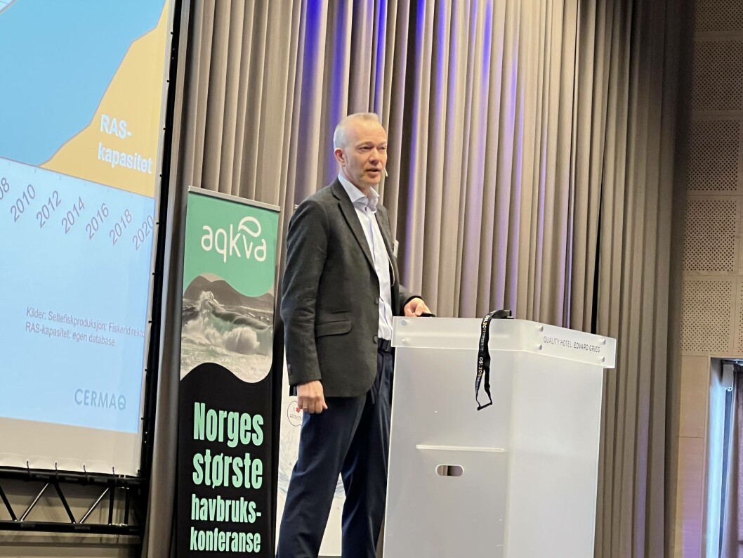 Innovasjonssjef Bendik Fyhn Terjesen sier at ved å holde temperaturen jevnt under 12 grader kan man forhindre mange av utfordringene næringen kan møte på. Foto: Ole Andreas Drønen Innovasjonssjef Bendik Fyhn Terjesen sier at ved å holde temperaturen jevnt under 12 grader kan man forhindre mange av utfordringene næringen kan møte på. Foto: Ole Andreas Drønen