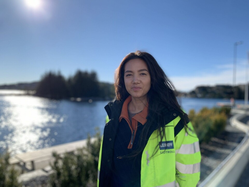 Charlotte Okstad (30) har vært teamleder ved Lerøy Sjøtroll sin avdeling ved Kjærelva i fire år. Men fra midten av juni pakker hun flyttelasset og reiser til Japan, hvor hun skal begynne i sin nye jobb ved det landbaserte anlegget til Proximar Seafood. Foto: Anja M. Austlid/Stord24. Charlotte Okstad (30) har vært teamleder ved Lerøy Sjøtroll sin avdeling ved Kjærelva i fire år. Men fra midten av juni pakker hun flyttelasset og reiser til Japan, hvor hun skal begynne i sin nye jobb ved det landbaserte anlegget til Proximar Seafood. Foto: Anja M. Austlid/Stord24.