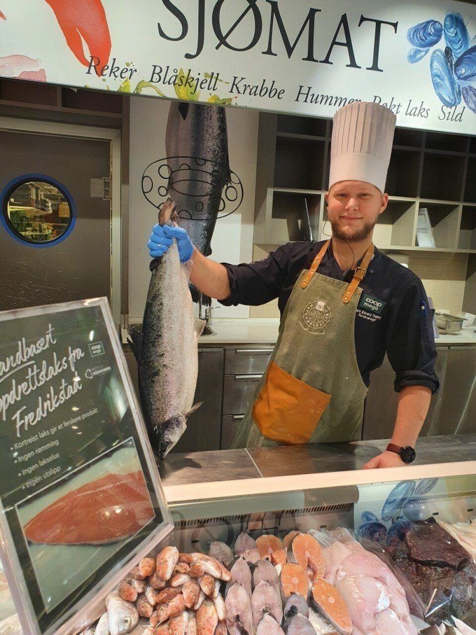 Ferskvareansvarleg på Coop Mega Linderud, Jørn Edvard Thalberg, viser fram den landbaserte laksen. Foto: Coop.