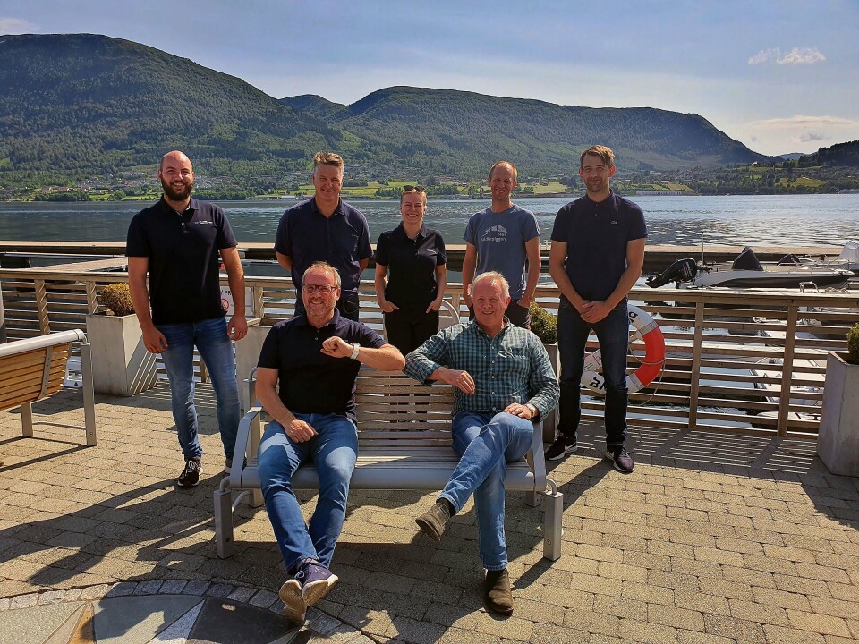 En entusiastisk gjeng samlet på oppstartsmøte i Ørsta, foran til venstre Sondre Høidalen, administrerende direktør/CEO, Billund Aquaculture Norge og John-Ivar Sætre, Production Manager Freshwater, Mowi. Bak fra venstre, Jesper Nissen Nielsen, prosjekteringsleder, Billund Aquaculture, Marius Hægh, salgsdirektør/CTO, Billund Aquaculture Norge, Tilla Øygard, prosessingeniør, Billund Aquaculture Norge, Paul Henning Haugom, driftsleder, Mowi avd. Haukå og Ole Martin Dahle, Area Manager, Freshwater Mowi.  Foto: Billund Aquaculture