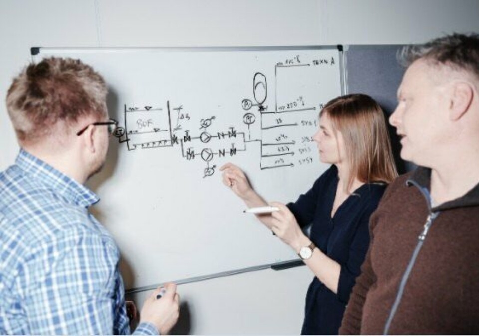 Eyvi-ansatte Jacek Orlowski, Aleksandra Gorska og Knut Hofseth diskuterer mulige strategier for nytt anlegg. Foto: Eyvi.