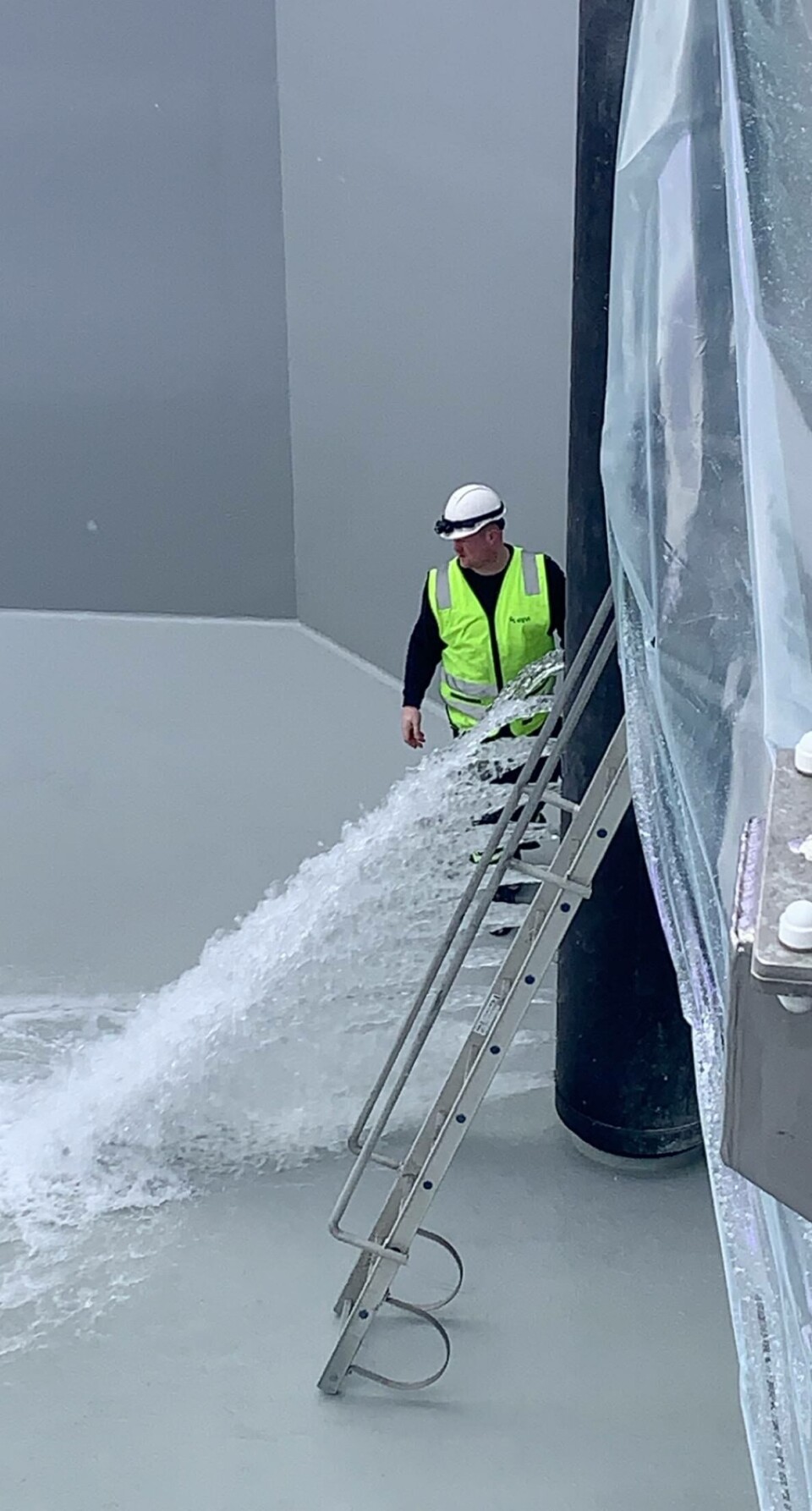 Kasper McDonald tester innløpsrør på et av selskapets prosjekter. Foto: Eyvi