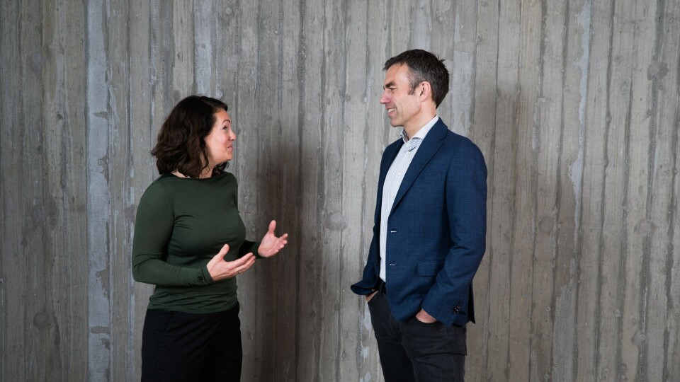 Kari Attramadal er ansatt som ny FoU-leder i Nofitech og skal jobbe tett sammen med CEO Robert Hundstad. Her diskuterer de ett av deres nye prosjekter. Foto: Nofitech.
