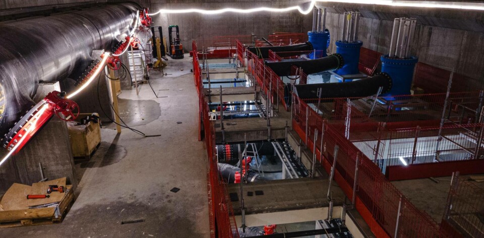 Betongarbeid på vanninntaksstasjon fullført – full inntaksstasjon forventes ferdigstilt i løpet av desember 2021. Vannpumper og filtre allerede installert – i ferd med å installere elektrisk utstyr. I oktober ble også de to vanninntaksrørene installert, og full inntaksstasjon forventes ferdigstilt i Q4 2021. Foto: Salmon Evolution. Betongarbeid på vanninntaksstasjon fullført – full inntaksstasjon forventes ferdigstilt i løpet av desember 2021. Vannpumper og filtre allerede installert – i ferd med å installere elektrisk utstyr. I oktober ble også de to vanninntaksrørene installert, og full inntaksstasjon forventes ferdigstilt i Q4 2021. Foto: Salmon Evolution.