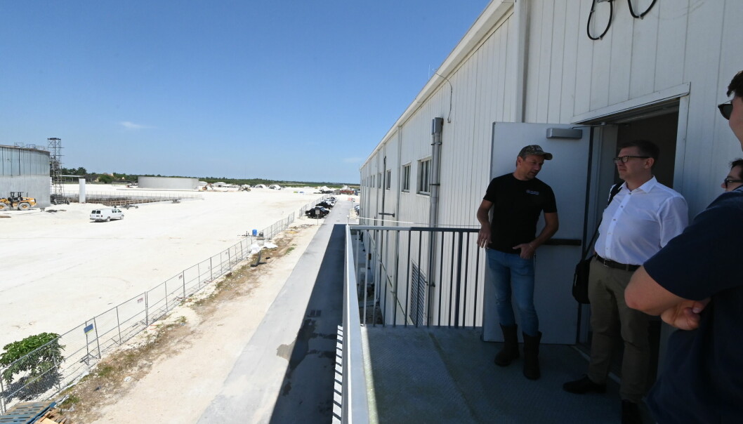 Skretting planlegger å bygge en fôrfarbikk på tomten til Atlantic Sapphire i Florida. Her er representanter fra selskapet på besøk og inspiserer utbyggingen av oppdrettsselskapets fase 2 .