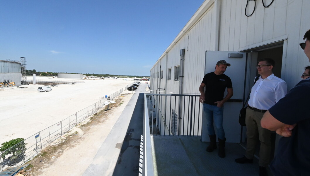 Skretting planlegger å bygge en fôrfarbikk på tomten til Atlantic Sapphire i Florida. Her er representanter fra selskapet på besøk og inspiserer utbyggingen av oppdrettsselskapets fase 2 . Skretting planlegger å bygge en fôrfarbikk på tomten til Atlantic Sapphire i Florida. Her er representanter fra selskapet på besøk og inspiserer utbyggingen av oppdrettsselskapets fase 2 .