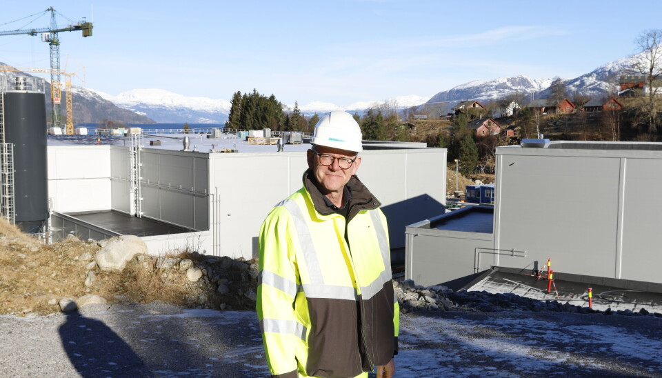 Dagleg leder Jan Gunnar Strand ved Ænes Inkubator er glad for at produksjonen endelig er i gang og er klar for å levere første smolten. Dagleg leder Jan Gunnar Strand ved Ænes Inkubator er glad for at produksjonen endelig er i gang og er klar for å levere første smolten.