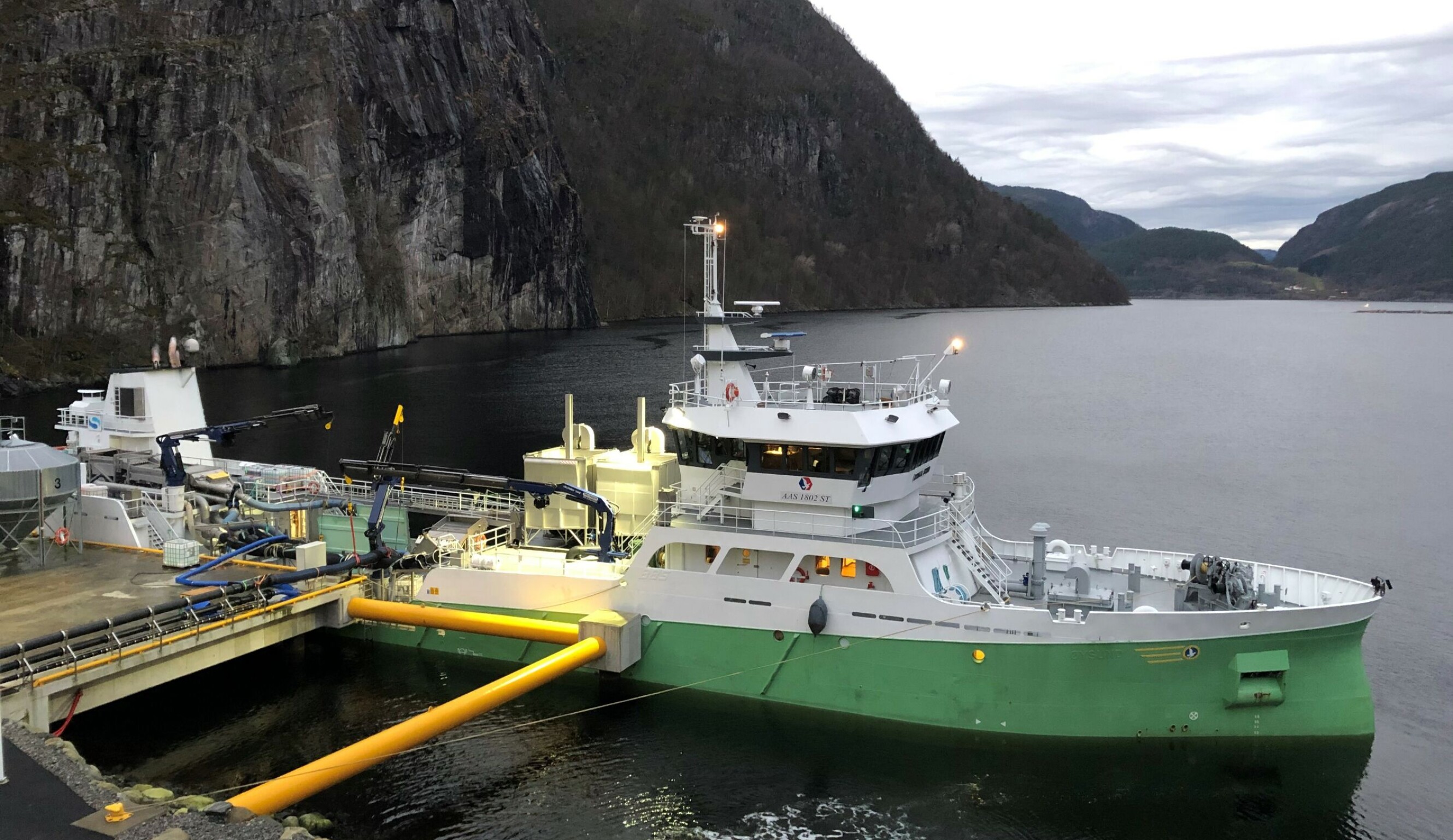 Fisken pumpes fra anlegget og rett om bord i brønnbåten gjennom store rør. Her er det «Ronja Sund» som laster. Fisken pumpes fra anlegget og rett om bord i brønnbåten gjennom store rør. Her er det «Ronja Sund» som laster.