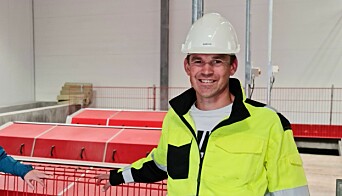 Børge Andreassen foran RAS-anlegg. Børge Andreassen foran RAS-anlegg.