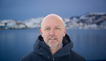 Jarle Solemdal, administrerende direktør i Salten Auqa, Burøya i bakgrunn. 